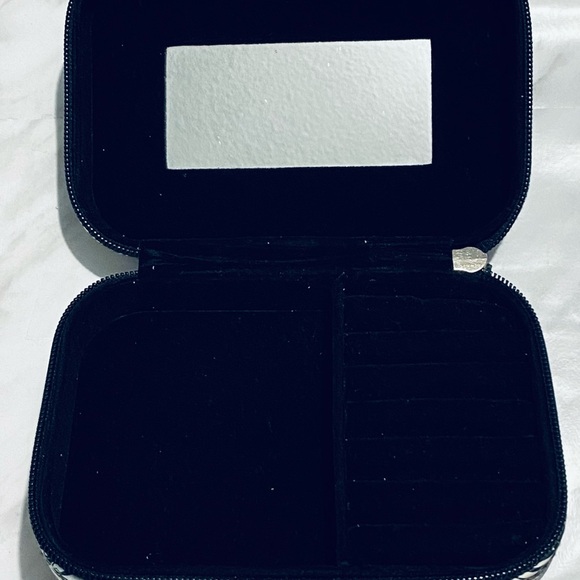 Designer Style Travel Portable Jewelry Case Velvet lining Black  and White Case - Picture 2 of 2